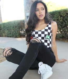 Background Jenna Ortega Wallpaper