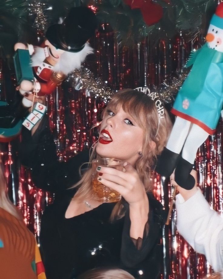 Taylor Swift Christmas Wallpaper