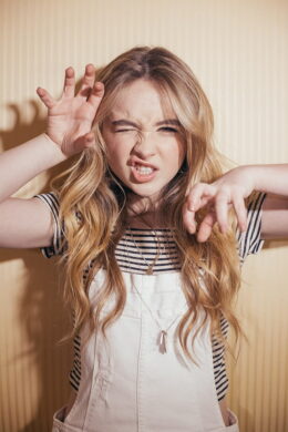 Background Sabrina Carpenter Wallpaper